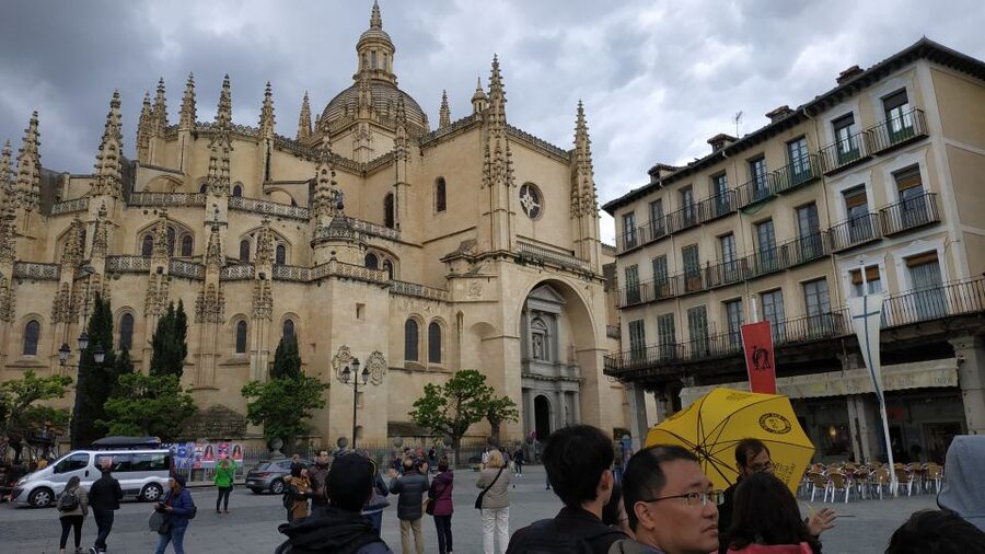 From Madrid: Ávila and Segovia Guided Day Trip - Bus comfort, timing, and the long return to Madrid