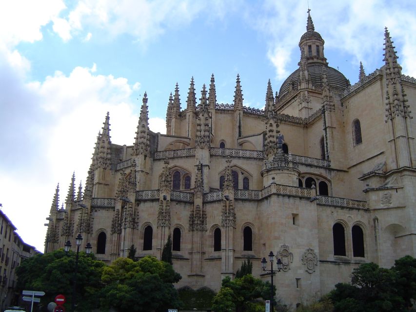From Madrid: Ávila and Segovia Guided Day Trip - The ride to Ávila and the first wall views