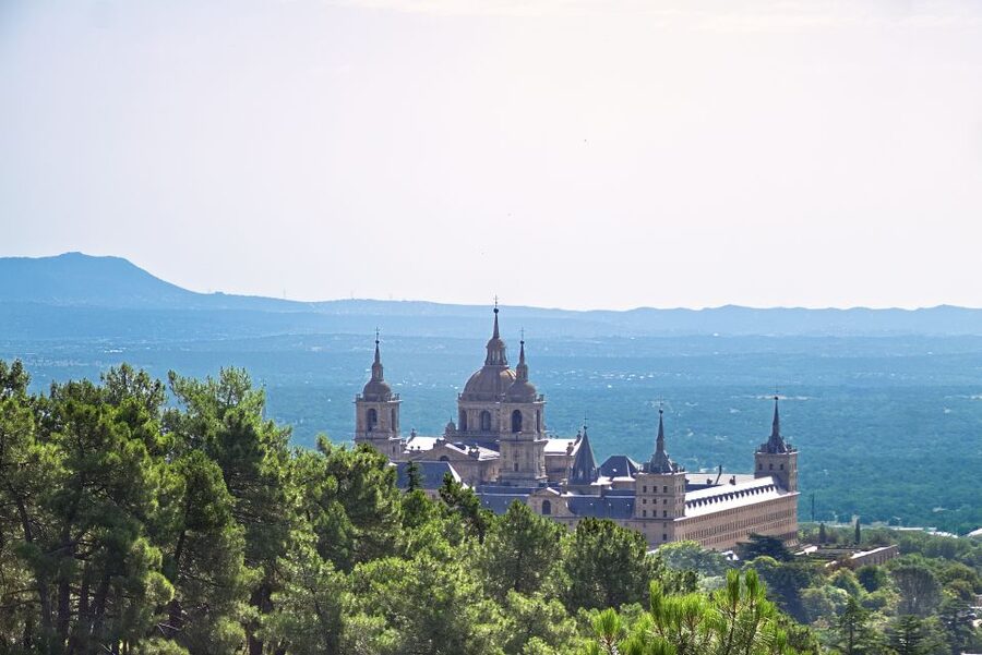 From Madrid: El Escorial and Valley's Basilica Half Day Tour - Who should book this tour