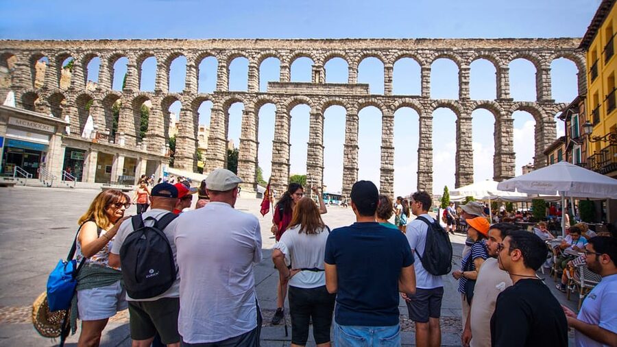 From Madrid: Guided Day Trip to Segovia, optional Alcázar - Meeting the aqueduct on the guided walk