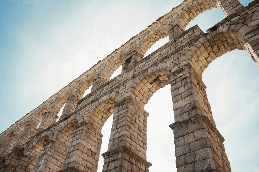 From Madrid: Half-Day or Full-Day Trip to Segovia - Starting beneath the Roman aqueduct at Plaza del Azoguejo