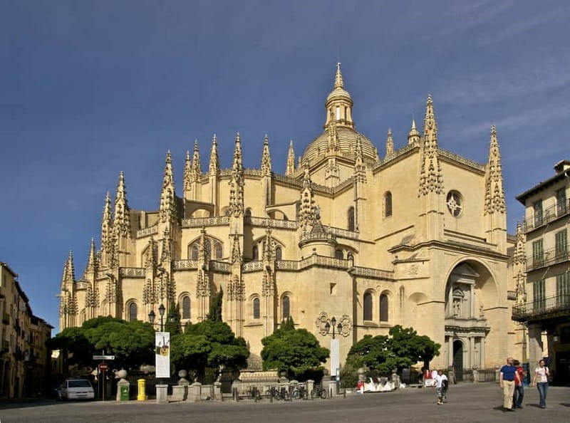 From Madrid: Segovia Guided Afternoon Tour - The Canonjías neighborhood and Alcazar