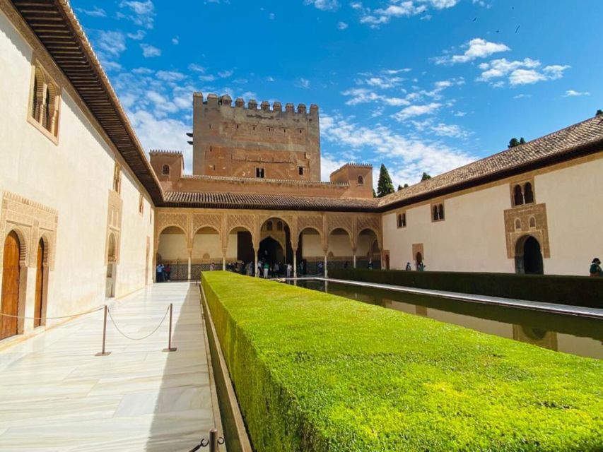 From Malaga: Alhambra Guided Tour with Entry Tickets - Reaching the Alhambra and finding your bearings