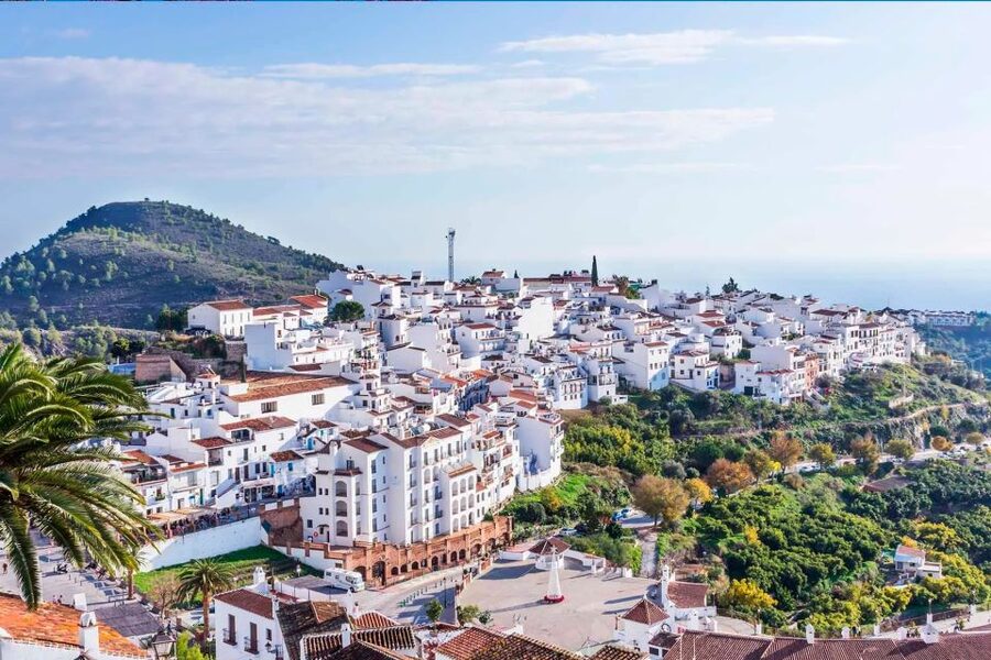 From Málaga: Caves of Nerja, Nerja and Frigiliana Day Tour - Guides, drivers, and the group experience