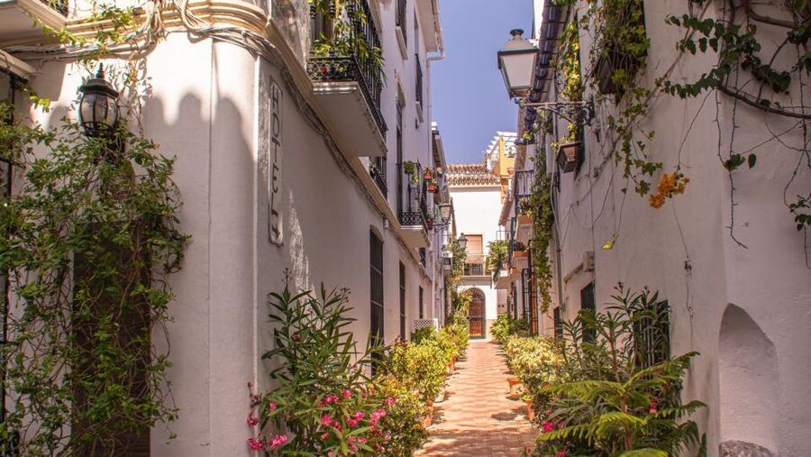 From Malaga or Costa del Sol: Mijas, Marbella & Puerto Banus - Three Costa del Sol personalities in one day