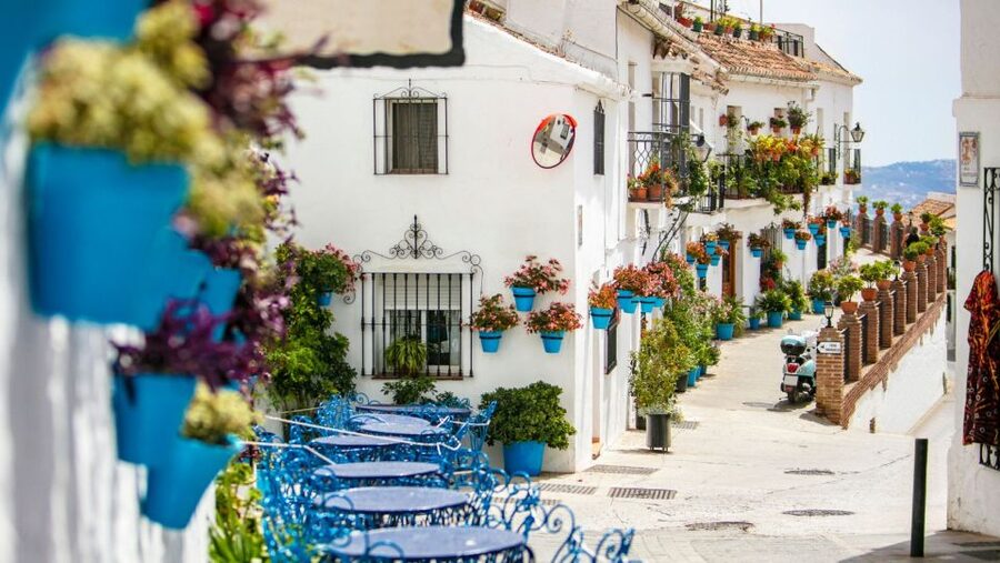 From Malaga or Costa del Sol: Mijas, Marbella & Puerto Banus - Marbella, orange trees and Dalí by the sea