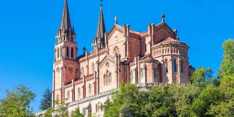 From Oviedo: Covadonga, Cangas de Onís, and Lastres Tour - Entrelagos Viewpoint and the Lakes of Covadonga