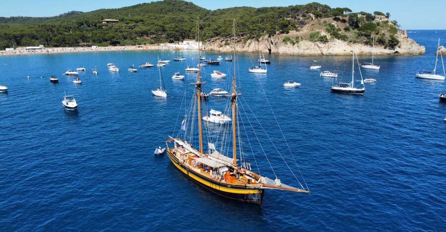 From Palamos: Scenic Boat Trip to Calella de Palafrugell - Why the Goleta Äran makes this trip different