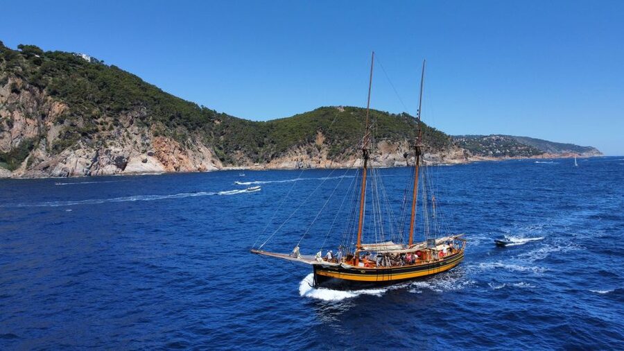 From Palamos: Scenic Boat Trip to Calella de Palafrugell - Islas Hormigas and Cap Roig