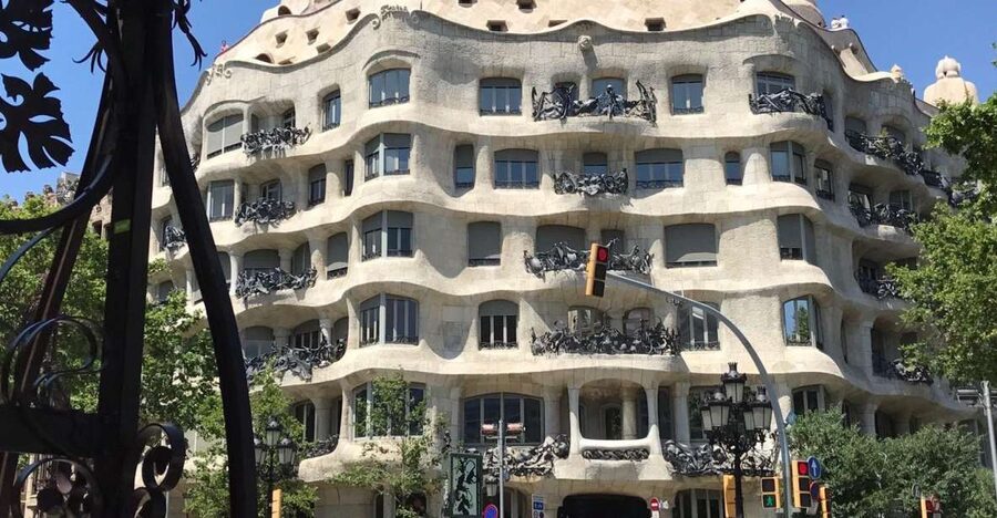 From Salou: Full Day Barcelona Panoramic Tour with Free Time - Gaudí’s houses from the Barcelona streets