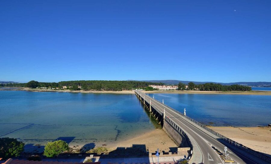 From Santiago: Tour to Rias Baixas with Boat Trip and Winery - O Grove: a two-hour pause by the estuary