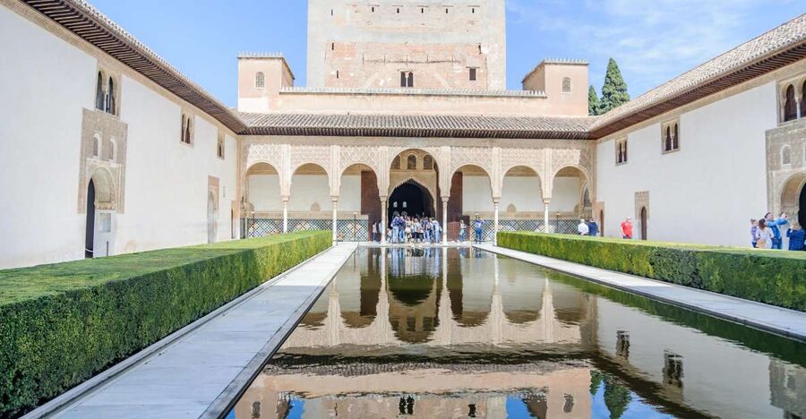 From Seville: Granada Day Trip Alhambra and Albaycin - The Abades de la Roda break