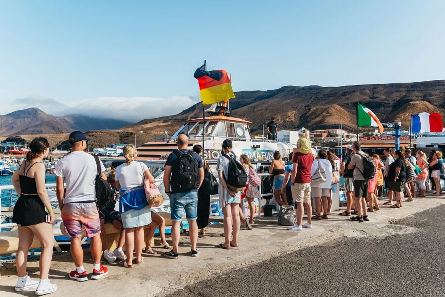 Fuerteventura: Glass Bottom Boat Cruise with Lunch & Drinks - Paella, Canarian flavors, and drinks