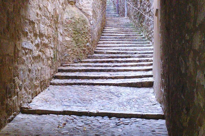 Game Of Thrones Walking Tour in Girona - What the guide adds to the experience