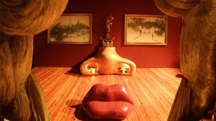 Girona and Figueres Full-Day Tour with Hotel Pick Up - Figueres and the Dalí Theatre-Museum