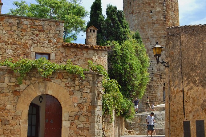 Girona & Costa Brava Small-Group Tour with Pickup from Barcelona - What guides add to the day