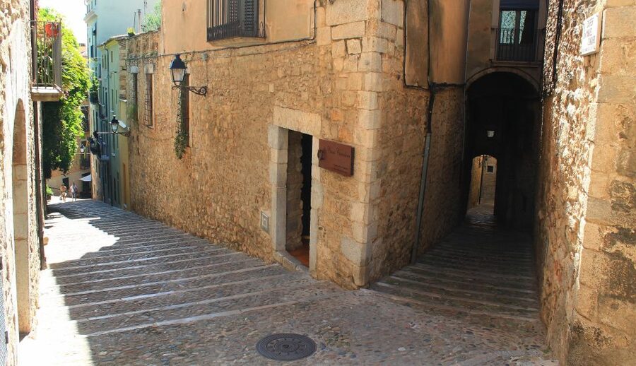 Girona: Small Group Walking Tour - The Jewish quarter, where the city gets wonderfully tangled