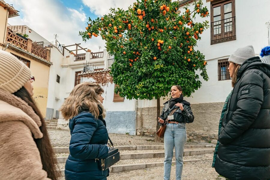 Granada: Albaicín and Sacromonte Guided Sunset Walking Tour - Climbing through the UNESCO-listed Albaicín