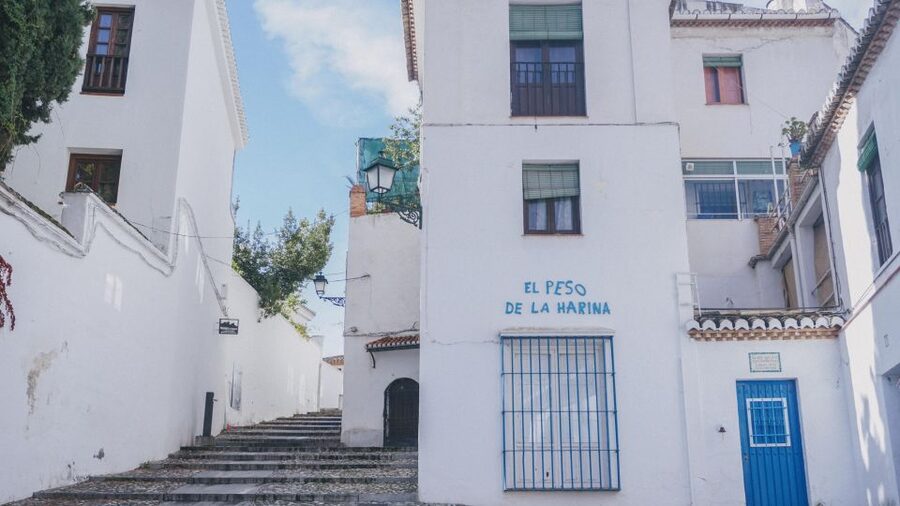 Granada: Albaicín, Sacromonte & Museum of Caves Walking Tour - Walking through Albaicín’s maze of old streets