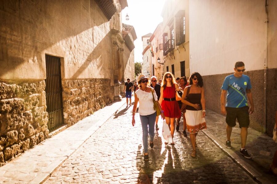 Granada: Albayzin and Sacromonte Walking Tour - Sacromonte’s Cave Homes and Flamenco Roots