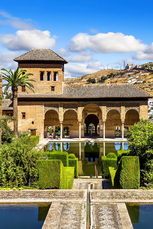 Granada: Alhambra and Albaicín Small Group Tour - Walking the Albaicín’s old lanes