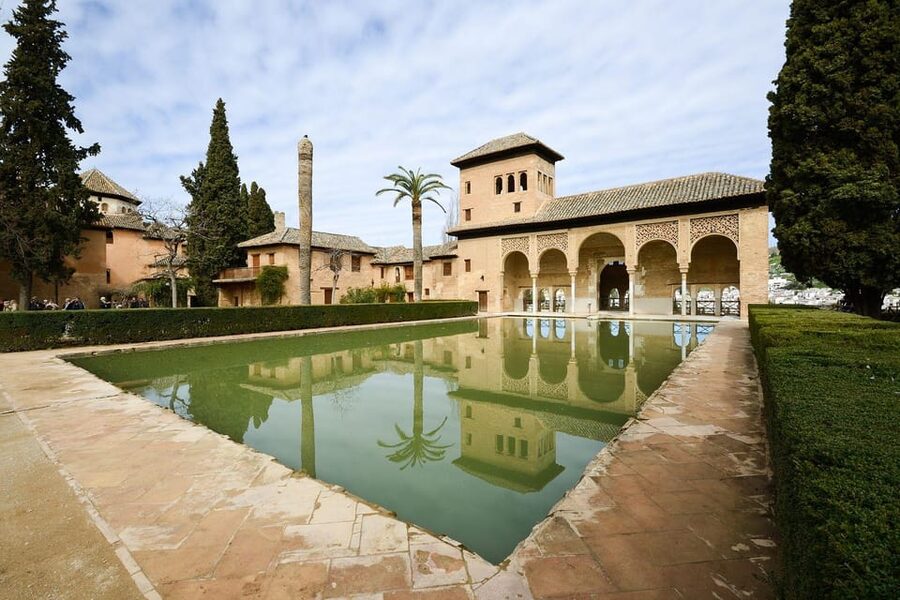 Granada: Alhambra and Generalife Garden Ticket & Guided Tour - The Alcazaba: walls, towers, and wide views