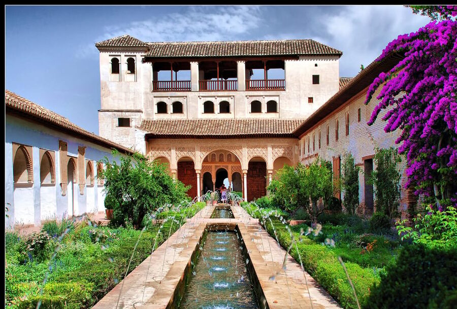 Granada: Alhambra and Generalife Garden Ticket & Guided Tour - The Generalife Gardens are the tour’s calmest hour