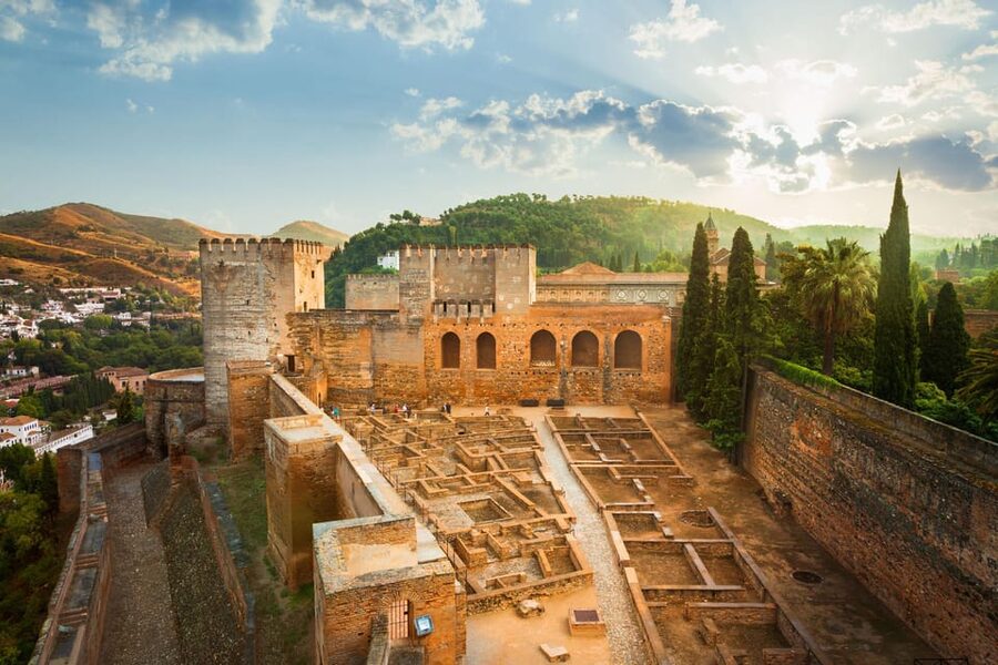 Granada: Alhambra and Generalife Garden Ticket & Guided Tour - How good is the guiding?