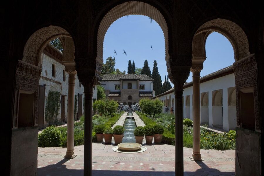Granada Alhambra and Generalife Gardens Experience Tour - Generalife Gardens and the pleasure of water