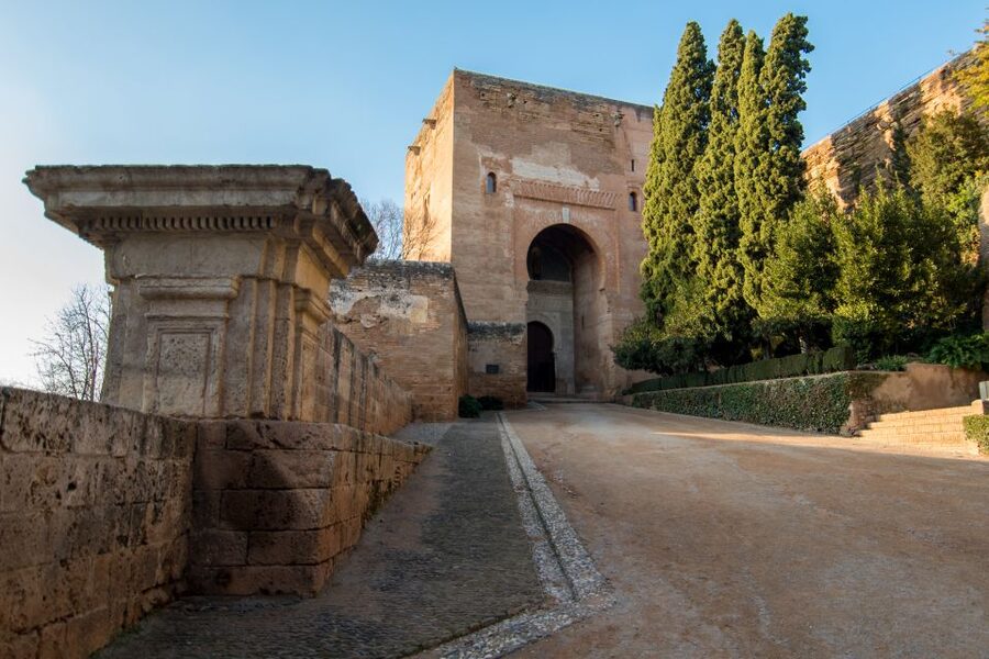 Granada Alhambra and Generalife Gardens Experience Tour - Live guide or audio guide?
