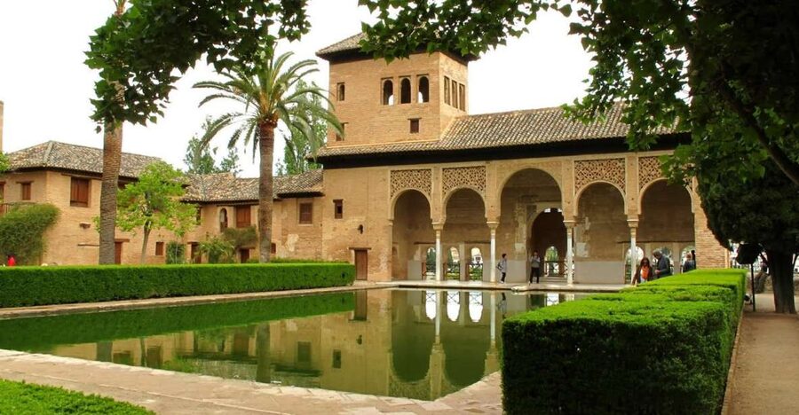 Granada: Alhambra and Generalife Gardens Guided Tour - Generalife Palace and its garden of treasure