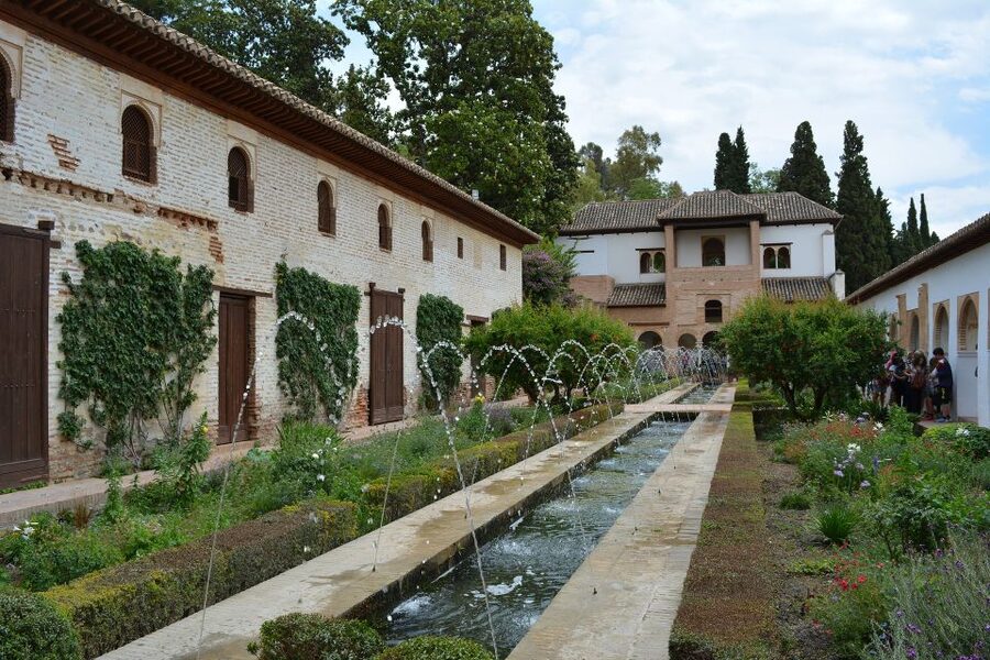 Granada: Alhambra and Generalife Gardens Guided Tour - Meeting your guide under the orange umbrella