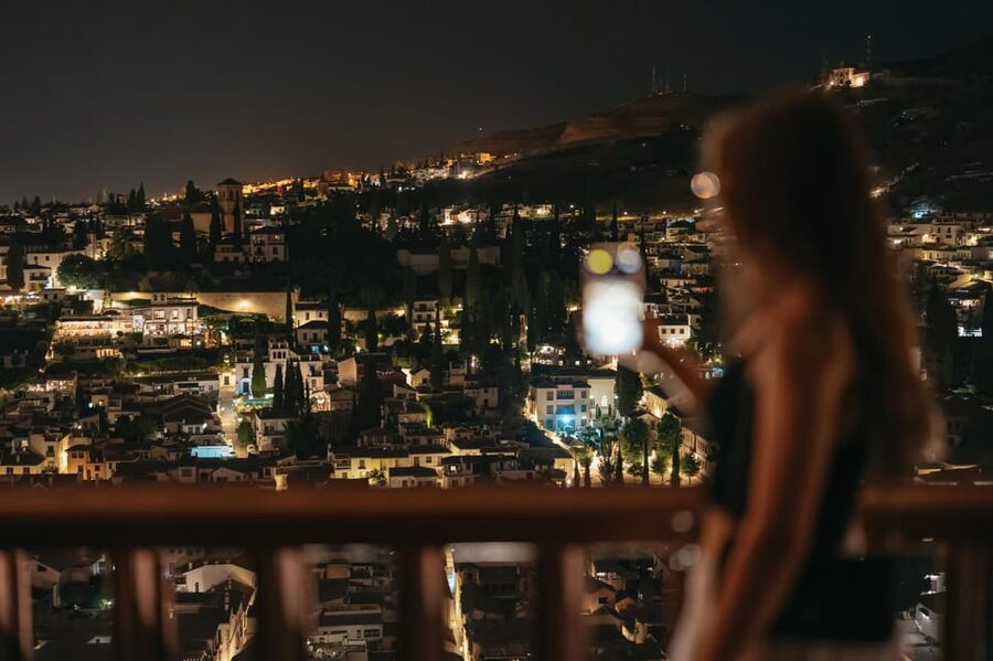 Granada: Alhambra and Nasrid Palaces Guided Tour at Night - Why the Alhambra works so well at night