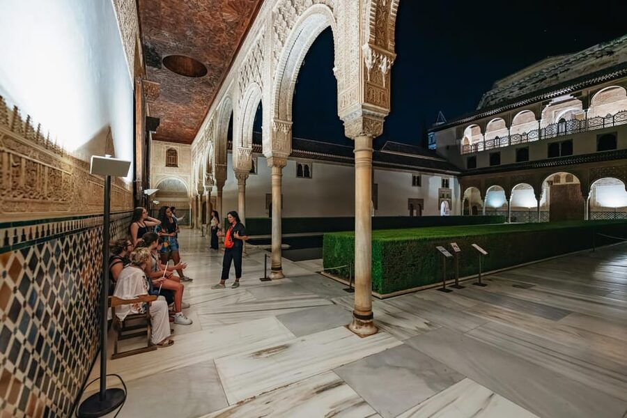 Granada: Alhambra and Nasrid Palaces Guided Tour at Night - Inside the Nasrid Palaces after dark