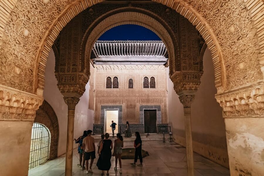 Granada: Alhambra and Nasrid Palaces Guided Tour at Night - What you will not see