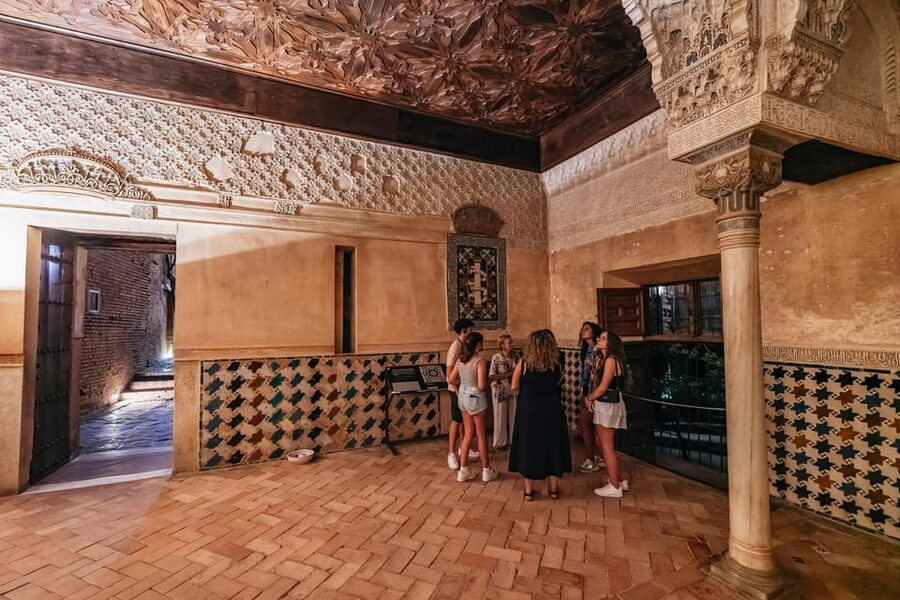 Granada: Alhambra and Nasrid Palaces Guided Tour at Night - Starting by the Justice Gate