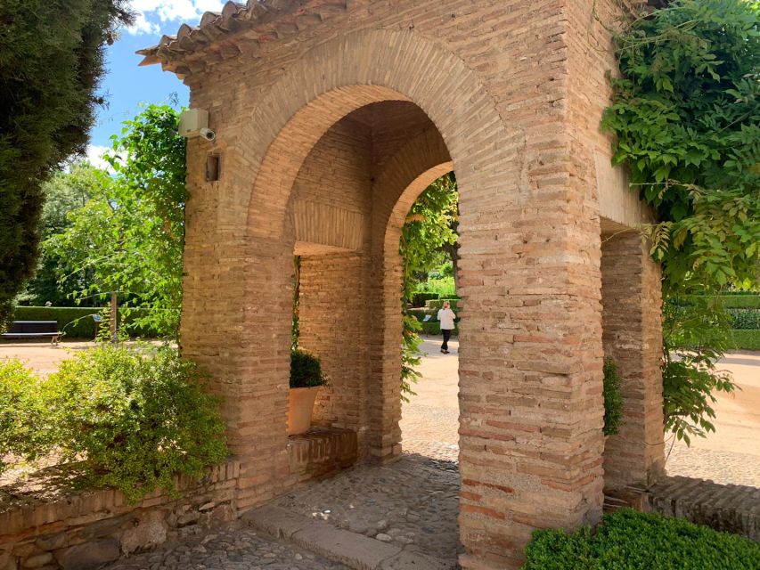 Granada: Alhambra Complex Guided Tour with Ticket - Walking through the old medina