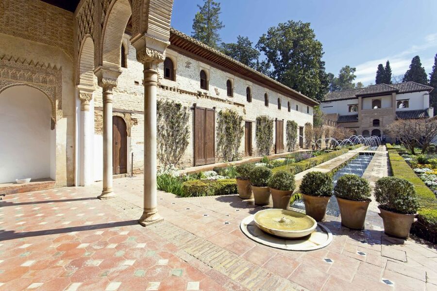 Granada: Alhambra Fast-Track Guided Tour - Languages, group size, and guide quality