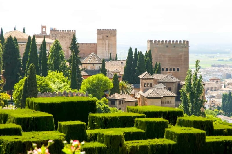 Granada: Alhambra & Gardens Tour w/Nasrid Palaces Option - Generalife Gardens: water, shade, and a change of pace
