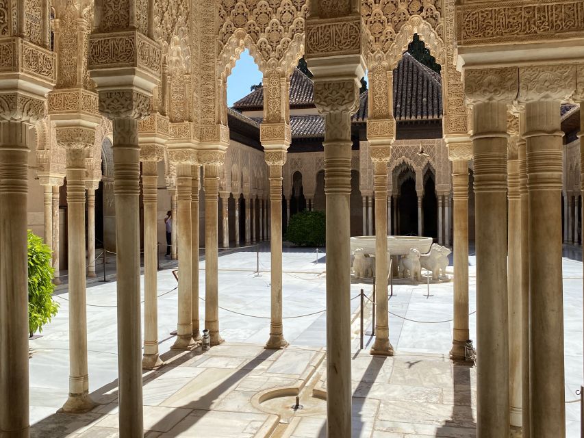 Granada: Alhambra & Generalife Fast-Track Guided Tour - Generalife Gardens and the sultan’s summer retreat