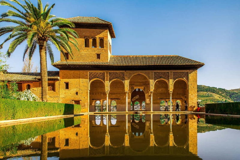 Granada: Alhambra, Generalife & Nasrid Palaces Guided Tour - Generalife Gardens and the royal retreat