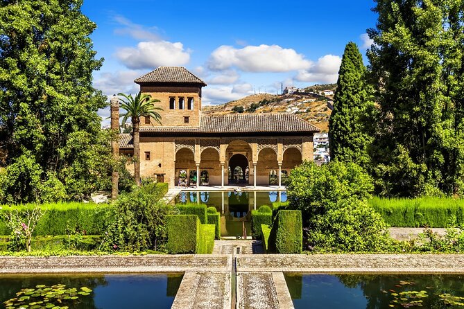 Granada: Alhambra Guided Tour including Nasrid Palaces - Palace of Charles V and the Layers of Granada