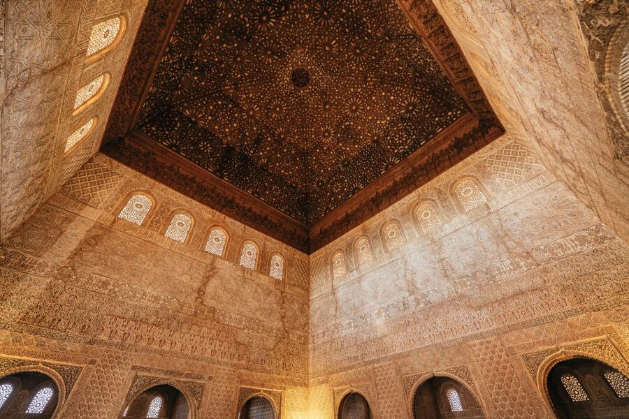 Granada: Alhambra Guided Tour with Nasrid Palaces & Gardens - What the Three Hours Feel Like