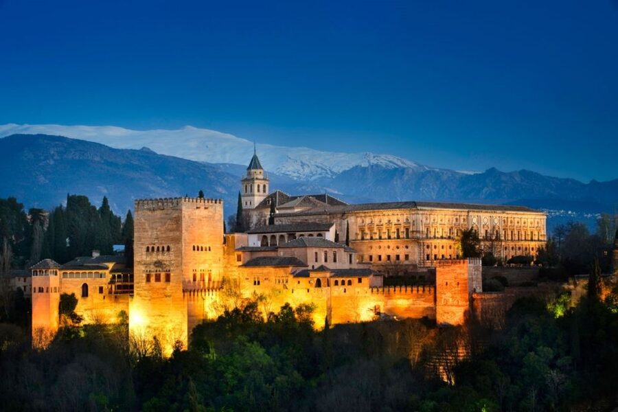 Granada: Alhambra, Nasrid, and Generalife Private Tour - Why a guide changes the Alhambra