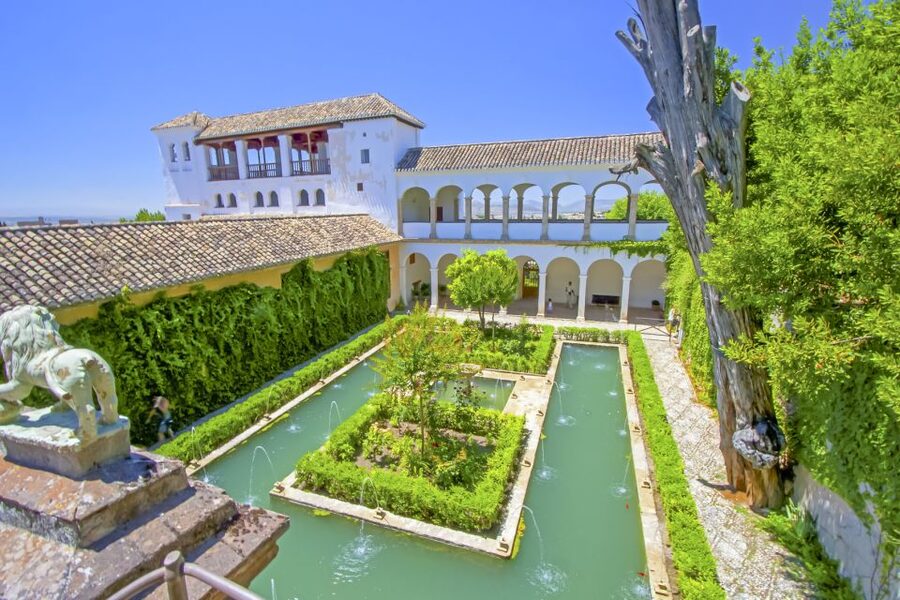 Granada: Alhambra, Nasrid, and Generalife Private Tour - What three hours really gives you