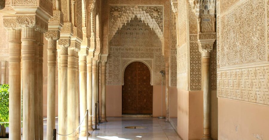 Granada: Alhambra & Nasrid Palaces Small Group Guided Tour - Three hours at a huge monument
