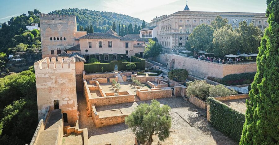 Granada: Alhambra & Nasrid Palaces Small Group Guided Tour - Communication and timing in high season