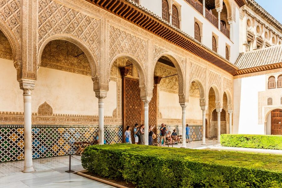 Granada: Alhambra & Nasrid Palaces Tour with Tickets - Why a guide matters inside the Alhambra