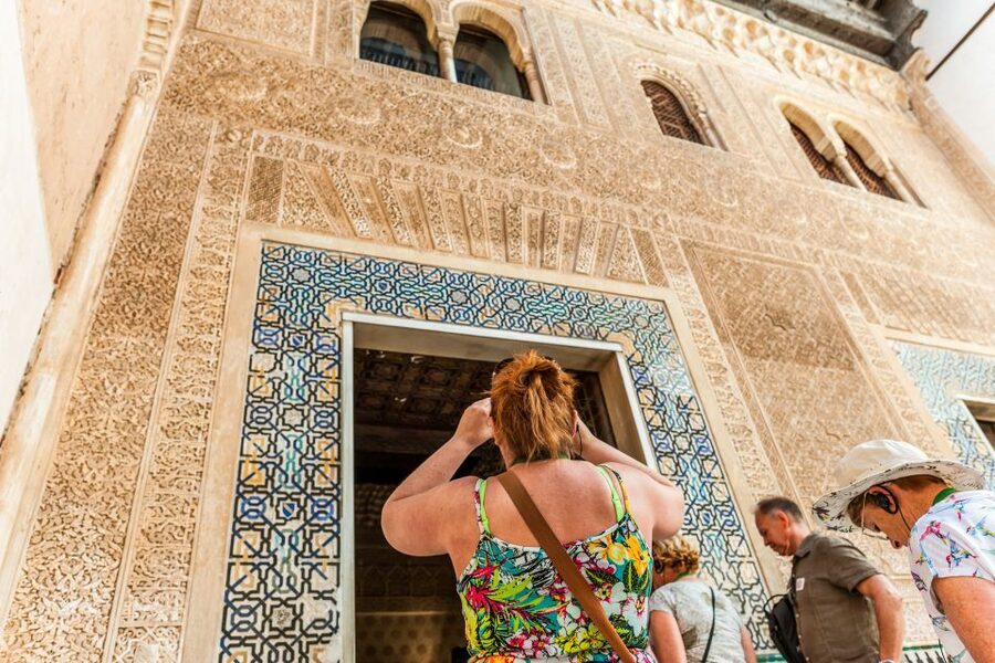 Granada: Alhambra & Nasrid Palaces Tour with Tickets - What three hours really gives you