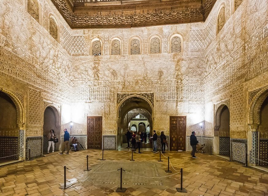 Granada: Alhambra & Nasrid Palaces Tour with Tickets - Price, group size, and overall value